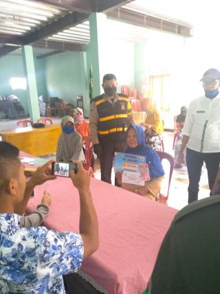 Anggota Polsek Situraja lakukan Monitor Penyaluran BLT-DD Tahap II